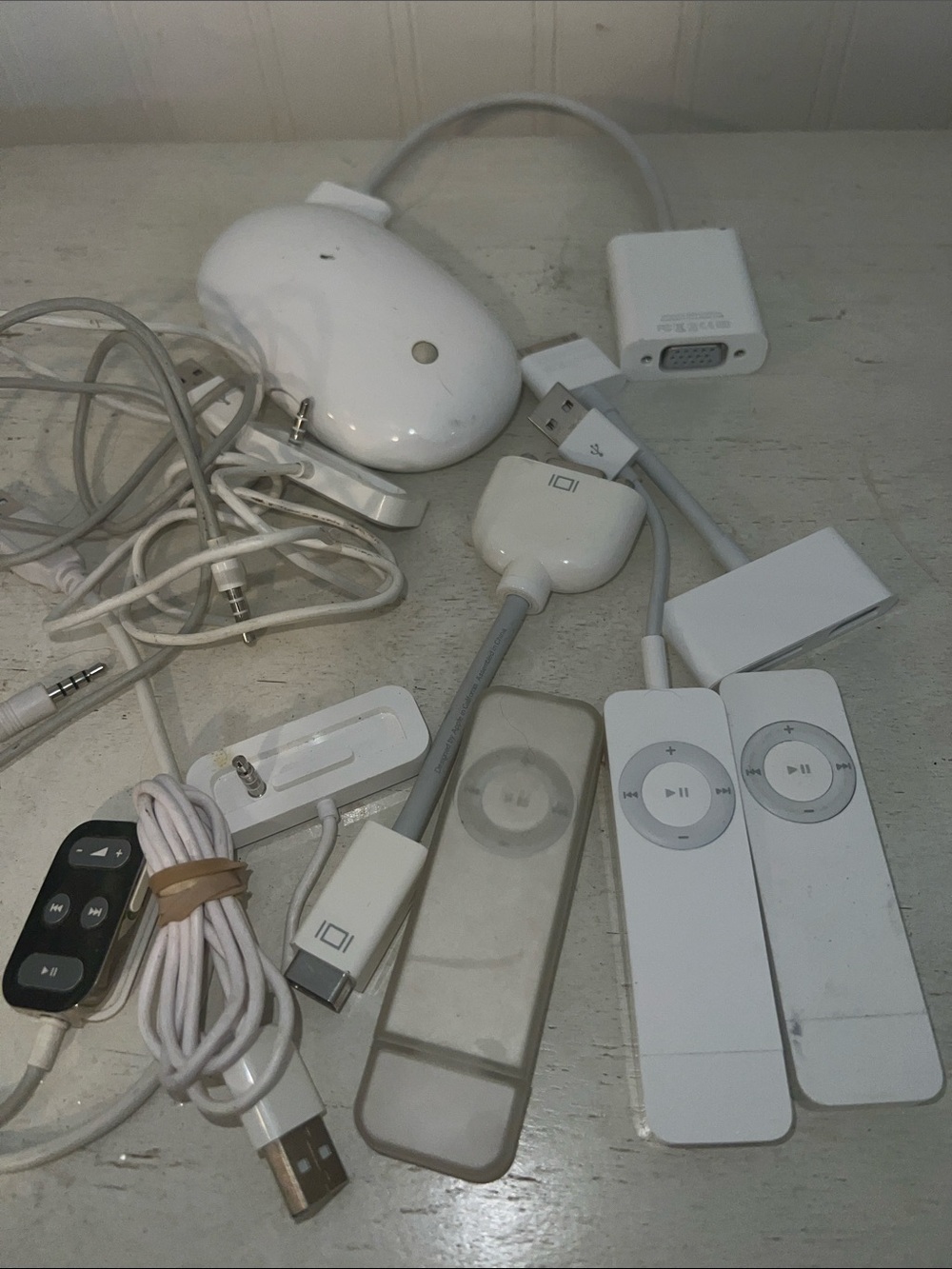 Lot IPods chargers remotes